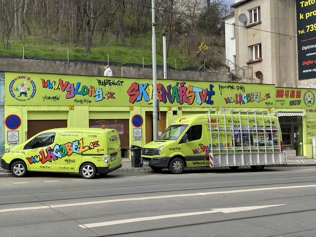 Provozovna Sklenářství LANA a firemní vozy