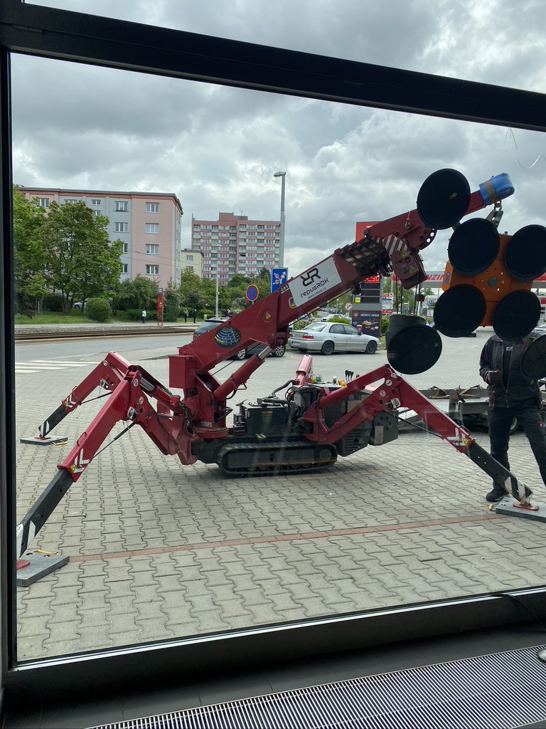 Spider při montáži velké výlohy